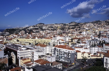 Eine Uebersicht auf die Hauptstadt Funchal auf der Insel Madeira im Atlantischen Ozean