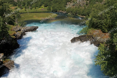 wilder Bach im Flamstal, Norwegen