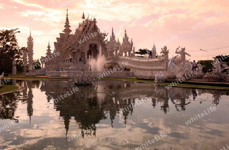 Der Tempel Wat Rong Khun 12 Km suedlich von Chiang Rai in der Provinz chiang Rai im Norden von Thailand in Suedostasien.