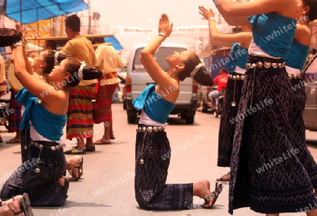 Eine traditionelle Tanzgruppe mit der thailaendischen Begruessung  zeigt sich an der Festparade beim Bun Bang Fai oder Rocket Festival in Yasothon im Isan im Nordosten von Thailand. 