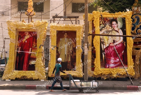 Bilder der Koenigsfamilie mit Koenig Bhumipol Adulyadej im Zentrum der Hauptstadt Bangkok in Thailand. 