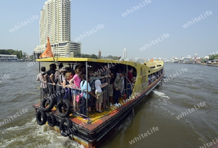 Ein treures Touristen Express Boat im Stadtteil Bangrak am Mae Nam Chao Phraya River in der Hauptstadt Bangkok von Thailand in Suedostasien.