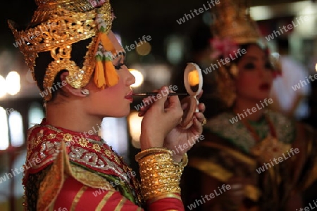 Traditionelle Taenzerinnen tanzen in einem Park in Chiang Mai im Norden von Thailand. 