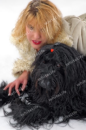 Model mit Hund