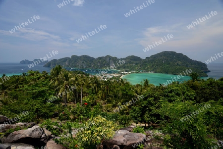 The view from the Viewpoint on the Town of Ko PhiPhi on Ko Phi Phi Island outside of the City of Krabi on the Andaman Sea in the south of Thailand. 