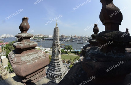 Die Tempelanlage des Wat Arun am Mae Nam Chao Phraya River in der Hauptstadt Bangkok von Thailand in Suedostasien.