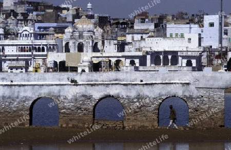 the Lake with the the town of  Udaipur in Rajasthan in India.