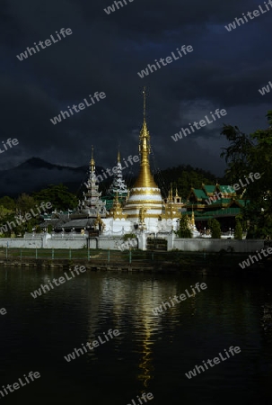 Der Tempel Wat Jong Kham und Jong Klang am See Nong Jong Kham im Dorf Mae Hong Son im norden von Thailand in Suedostasien.