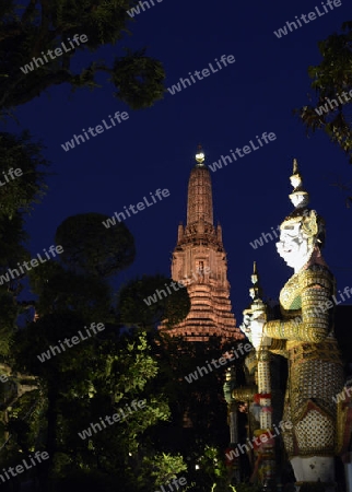 Der Wat Arun Tempel in der Stadt Bangkok in Thailand in Suedostasien.