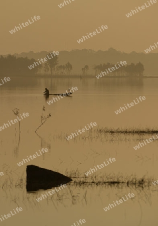 Ein Fischer auf dem See in Amnat Charoen im Isan im osten von Thailand,