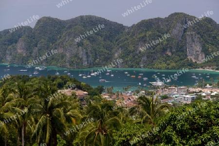 The view from the Viewpoint on the Town of Ko PhiPhi on Ko Phi Phi Island outside of the City of Krabi on the Andaman Sea in the south of Thailand. 