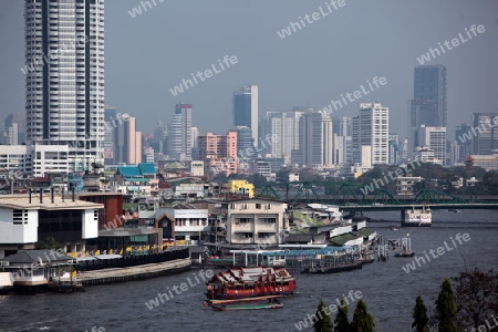 the Mae Nam Chao Phraya river in the city of Bangkok in Thailand in Suedostasien.