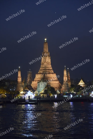 Die Tempelanlage des Wat Arun am Mae Nam Chao Phraya River in der Hauptstadt Bangkok von Thailand in Suedostasien.