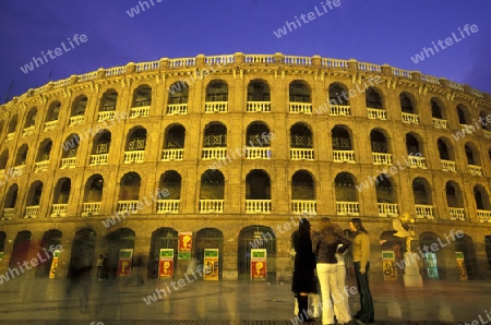 Die Aussenfasade des Stierkampfstadion mit dem Plaza de Toros in der Innenstadt von Valencia in der Abenddaemmerung