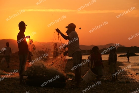 Fischer bei Sonnenunteregang am Stadtstrand von Dili der Hauptstadt von Ost Timor auf der in zwei getrennten Insel Timor in Asien. 