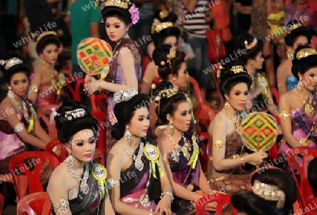 Eine Miss Kandidatin anlaesslich der Miss Wahl beim Bun Bang Fai oder Rocket Festival in Yasothon im Isan im Nordosten von Thailand. 