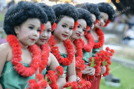 Taenzerinnen bei einem traditionellen Tanz im Santichaiprakan Park am Mae Nam Chao Phraya in der Hauptstadt Bangkok von Thailand in Suedostasien.