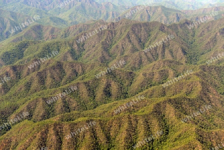 Sicht von einem Flugzeug auf dem Flug von Chiang Mai ins Dorf Mae Hong Son im norden von Thailand in Suedostasien.