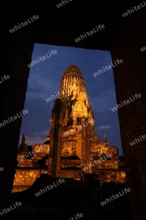 Der Wat Ratburana Tempel in der Tempelstadt Ayutthaya noerdlich von Bangkok in Thailand. 