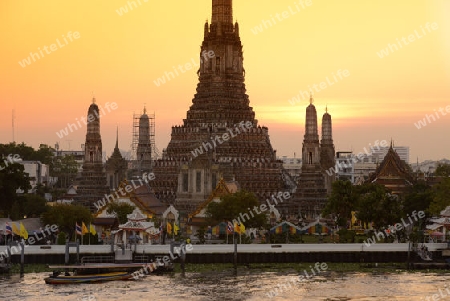 Die Tempelanlage des Wat Arun am Mae Nam Chao Phraya River in der Hauptstadt Bangkok von Thailand in Suedostasien.