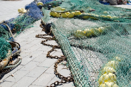 ausgelegte Fischernetze und gelbe Schwimmer