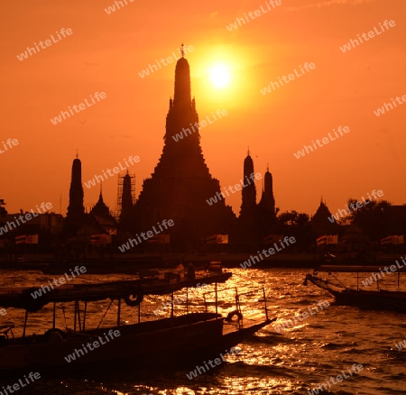 Die Tempelanlage des Wat Arun am Mae Nam Chao Phraya River in der Hauptstadt Bangkok von Thailand in Suedostasien.