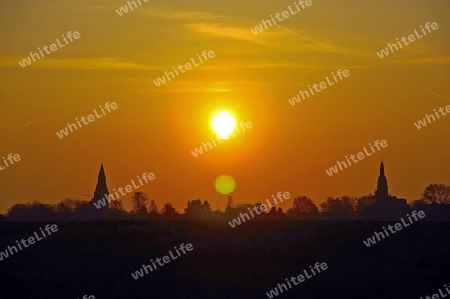 Sonnenaufgang zwischen den Kirchen