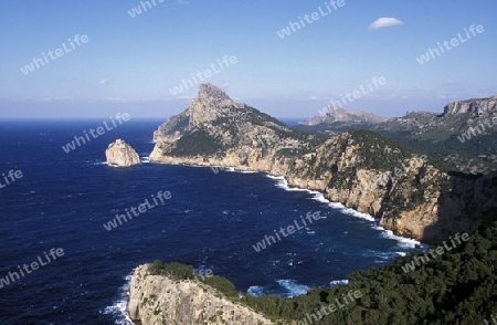 Die Landschaft beim Cap de Formentor auf der Halbinsel Formentor im Februar im Osten der Insel Mallorca einer der Balearen Inseln im Mittelmeer.   