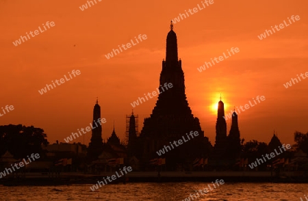 Die Tempelanlage des Wat Arun am Mae Nam Chao Phraya River in der Hauptstadt Bangkok von Thailand in Suedostasien.