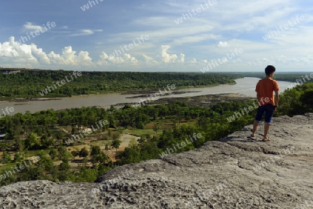 Die Landschaft mit Sicht auf den Mekong River vom Pha Taem Nationalpark bei Khong Chiam in der Umgebung von Ubon Ratchathani im nordosten von Thailand in Suedostasien.