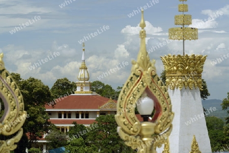 Der Grosse Tempel oder Chedi Phra Maha Chedi Chai Mongkhon auf einem Huegel bei Roi Et in der Provinz Roi Et nordwestlich von Ubon Ratchathani im nordosten von Thailand in Suedostasien.