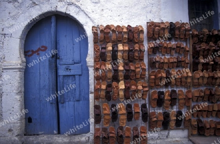 Schuhe auf dem Souq oder Markt in der Altstadt oder Medina von Sousse am Mittelmeer  in Tunesien in Nordafrika.    