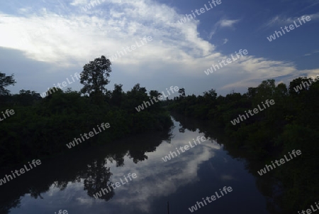 Die Abendstimmung in der Provinz Amnat Charoen nordwestlich von Ubon Ratchathani im nordosten von Thailand in Suedostasien.