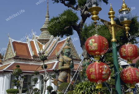 Die Tempelanlage des Wat Arun am Mae Nam Chao Phraya River in der Hauptstadt Bangkok von Thailand in Suedostasien.