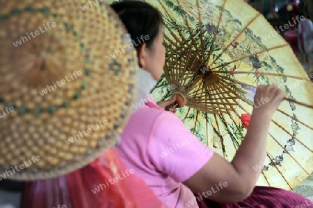 Die traditionelle Papierschirm Produktion in Chiang Mai im  Norden von Thailand.