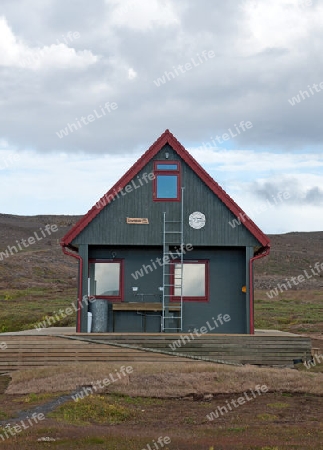 Auf der ber?hmt- ber?chtigten Hochlandstrecke Sprengisandur durch Islands Hochland. Eine menschenleere Asche- und Vulkanw?ste. Haus an der Geo-Thermalquelle "Laugafell"