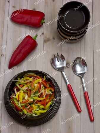 Paprika Rohkost aus gelber, roter und gruener Paprika.