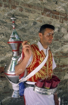 Ein traditioneller Wassertraeger  in der Altstadt von Istanbul, Tuerkei.