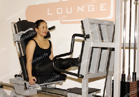 legpress training with attractive young woman