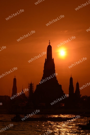 Die Tempelanlage des Wat Arun am Mae Nam Chao Phraya River in der Hauptstadt Bangkok von Thailand in Suedostasien.