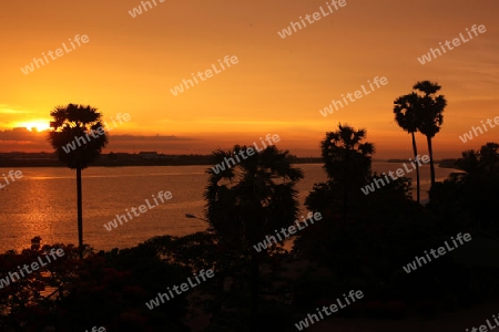 Die Landschaft des Grenzfluss Mekong River in Stadt Tha Khaek in zentral Laos an der Grenze zu Thailand in Suedostasien.