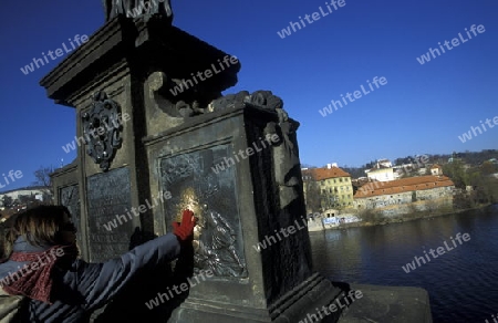 Auf der Karlsbruecke ueber dem Vltava Fluss von Prag der Hauptstadt der Tschechischen Republik.