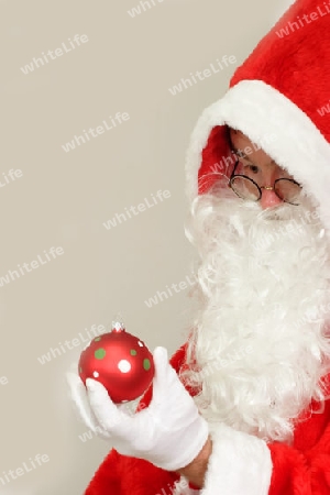 Nikolaus mit Weihnachtskugel auf hellem Hintergrund