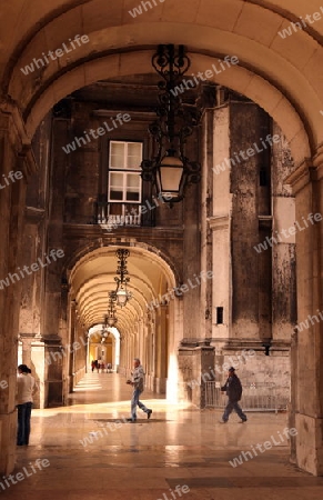 Die Architektur unter dem Torbogen am Praca do Comercio in der Innenstadt der Hauptstadt Lissabon in Portugal.       