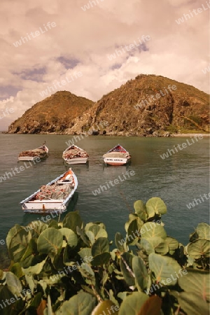 Suedamerika, Karibik, Venezuela, Isla Margarita, Pampatar, Eine kleine Fischer Bucht mit Fischerboot bei Pampatar auf der Isla Margarita.   