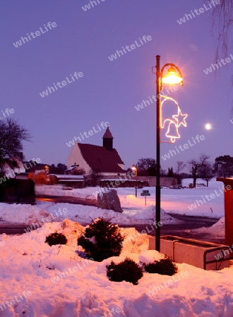 KIRCHE-SCHNEE-WEIHNACHT