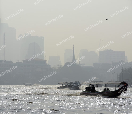 Ein Boot auf dem Mae Nam Chao Phraya River in der Hauptstadt Bangkok von Thailand in Suedostasien.