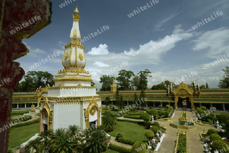 Der Grosse Tempel oder Chedi Phra Maha Chedi Chai Mongkhon auf einem Huegel bei Roi Et in der Provinz Roi Et nordwestlich von Ubon Ratchathani im nordosten von Thailand in Suedostasien.