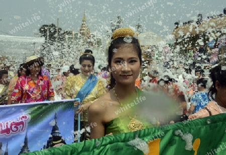 Das Songkran Fest oder Wasserfest zum Thailaendischen Neujahr ist im vollem Gange in Ayutthaya noerdlich von Bangkok in Thailand in Suedostasien.  