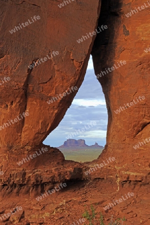 Blick durch den "Tear Drop Arch" auf die Mesas im Monument Valley, Arizona, USA